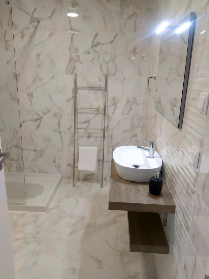 Hall 92 Quartos Com Wc Em Moradia Com Piscina A-Das-Lebres 로르스 외부 사진