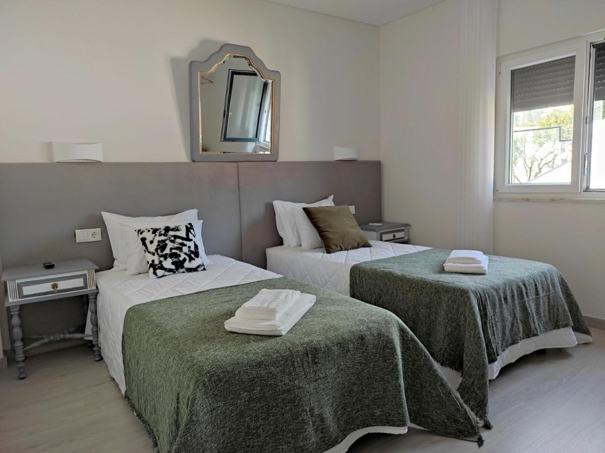 Hall 92 Quartos Com Wc Em Moradia Com Piscina A-Das-Lebres 로르스 외부 사진