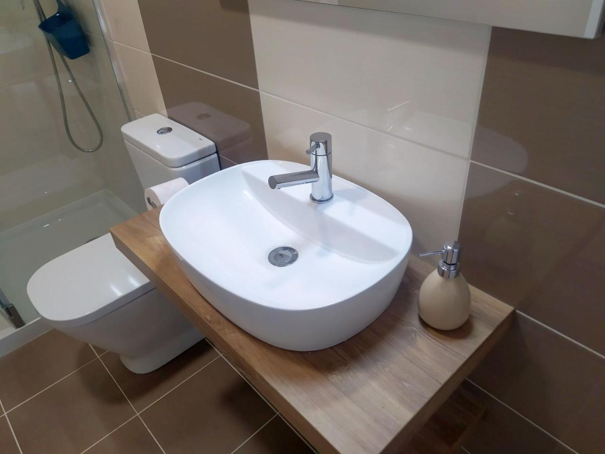Hall 92 Quartos Com Wc Em Moradia Com Piscina A-Das-Lebres 로르스 외부 사진