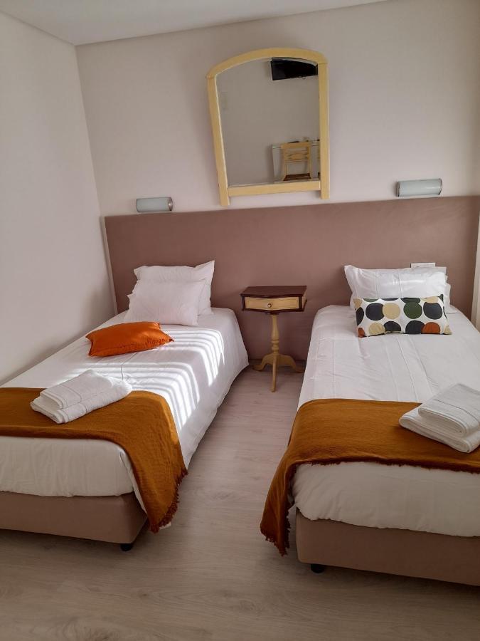 Hall 92 Quartos Com Wc Em Moradia Com Piscina A-Das-Lebres 로르스 외부 사진