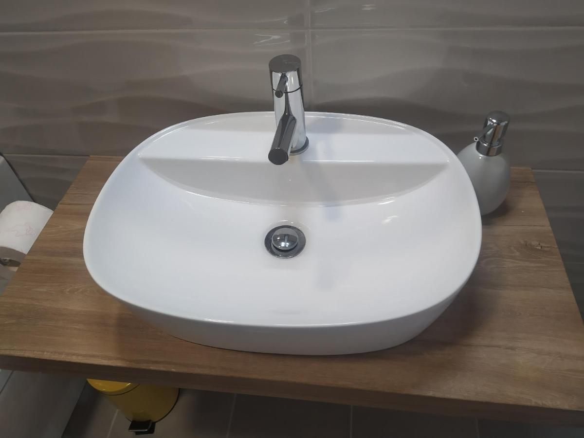 Hall 92 Quartos Com Wc Em Moradia Com Piscina A-Das-Lebres 로르스 외부 사진