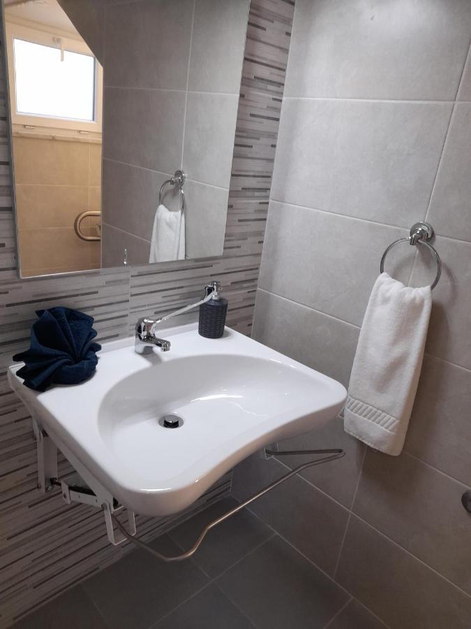 Hall 92 Quartos Com Wc Em Moradia Com Piscina A-Das-Lebres 로르스 외부 사진