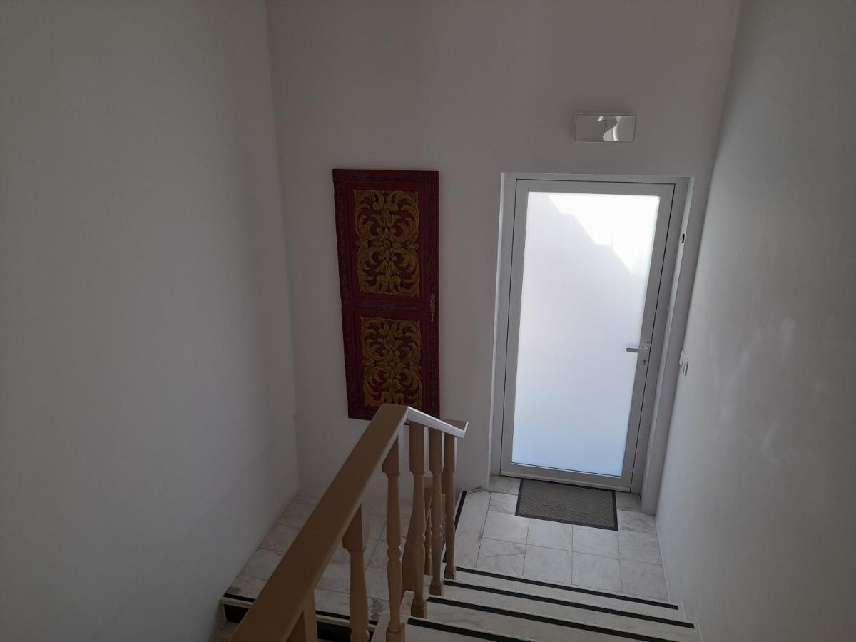Hall 92 Quartos Com Wc Em Moradia Com Piscina A-Das-Lebres 로르스 외부 사진
