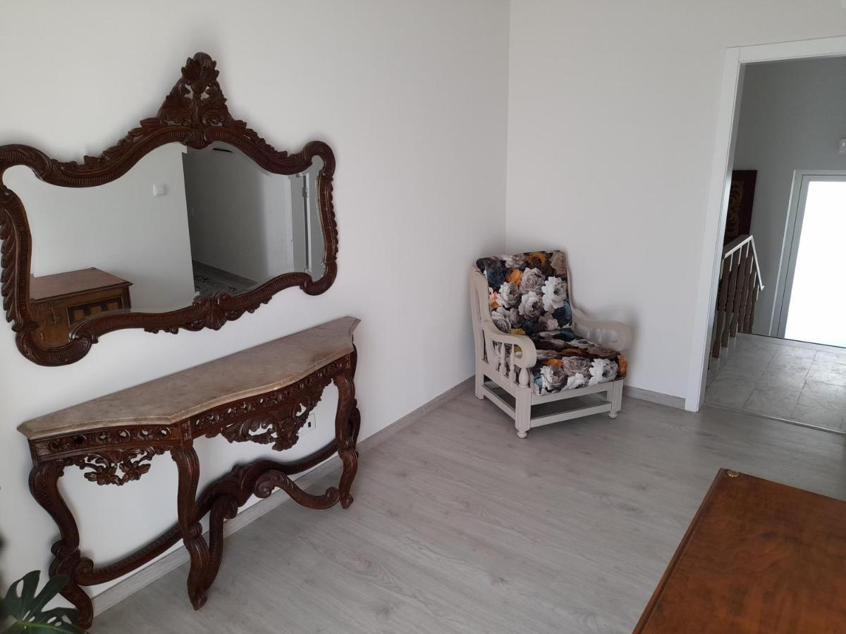 Hall 92 Quartos Com Wc Em Moradia Com Piscina A-Das-Lebres 로르스 외부 사진
